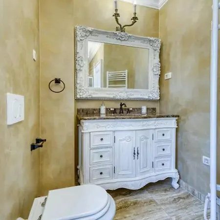 Luxury Pallazzo דירה