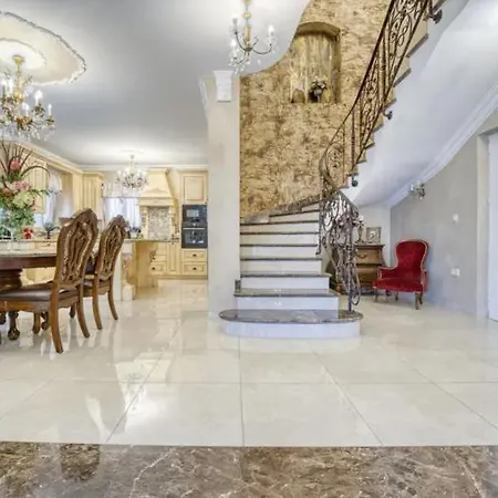 Luxury Pallazzo דירה