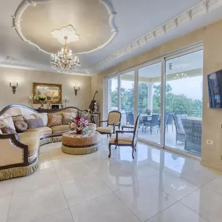 Luxury Pallazzo דירה *